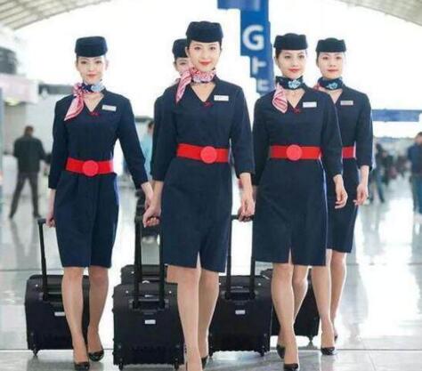 空姐上下飛機(jī)為什么要拉著箱子？廊坊空乘學(xué)校為你解答