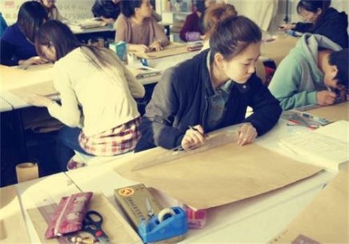 秦皇島東方服裝學(xué)校正規(guī)嗎？有什么教學(xué)方式？
