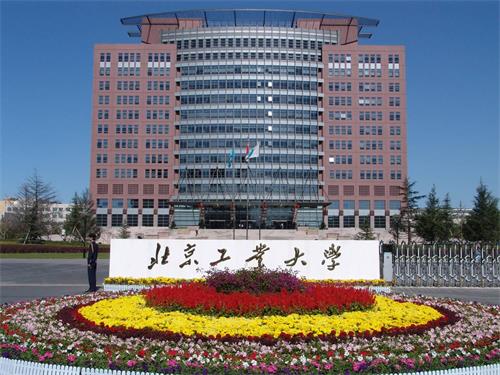 工業(yè)機(jī)器人學(xué)校選哪里？