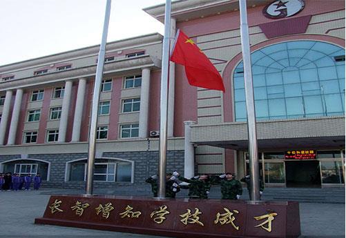 保定新興工業(yè)技工學(xué)校是全日制學(xué)校嗎？學(xué)校提供住宿嗎？
