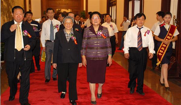 全國政協(xié)副主席錢正英（左一）、十五屆中央委員顧秀蓮（左三）、國務院扶貧主任，政協(xié)常委胡富國（左一）、北方汽車專修學校曹振峰董事長（右一）在人民大會堂共同出席北方學校七千萬扶貧工程